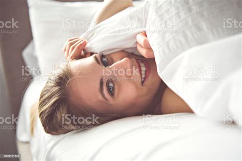 Mooie Jonge Vrouw Op Bed 20s Yaeroude Stockfoto En Meer Beelden Van 20