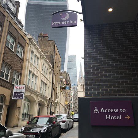 From the premier inn tower hill, you can easily walk to many of the landmarks on both sides of the river, and with handy tube connections even the more distant sights become close to home. Premier Inn London City (Monument) St Mary at Hill ...