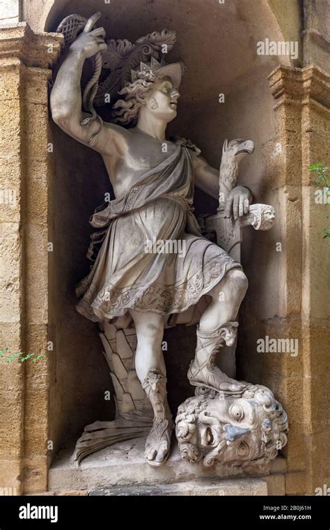 David Goliath Statue High Resolution Stock Photography And Images Alamy