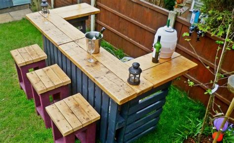 This outdoor bar idea is perfect for the entertainer, because it has space for a cooler as well. DIY Pallets Garden Bar | Home Design, Garden ...