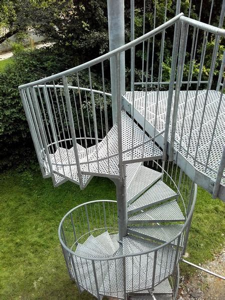 Stufen für innen und außen. Treppen aus Metall in Salzburg für innen und außen