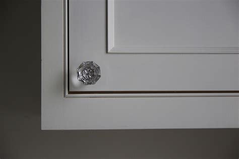 Spruce up your kitchen cabinet hardware with unique handles and knobs. How to pick the right kitchen cabinet hardware