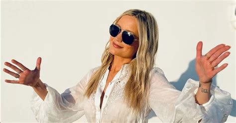 Love Island S Laura Whitmore Explains Why She Doesn T Have To Isolate