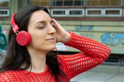 Premium Photo Young Woman Listening To Music