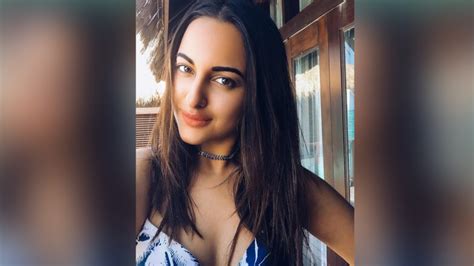 Sonakshi Sinha Shares Throwback Selfie To Describe Her Sunday State Of Mind 🎥 Latestly