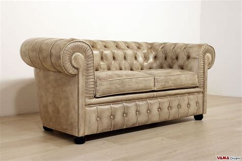 Divano 2 posti in tessuto grigio chiaro. Divano Chesterfield 2 Posti | Prezzo, Rivestimenti e Misure