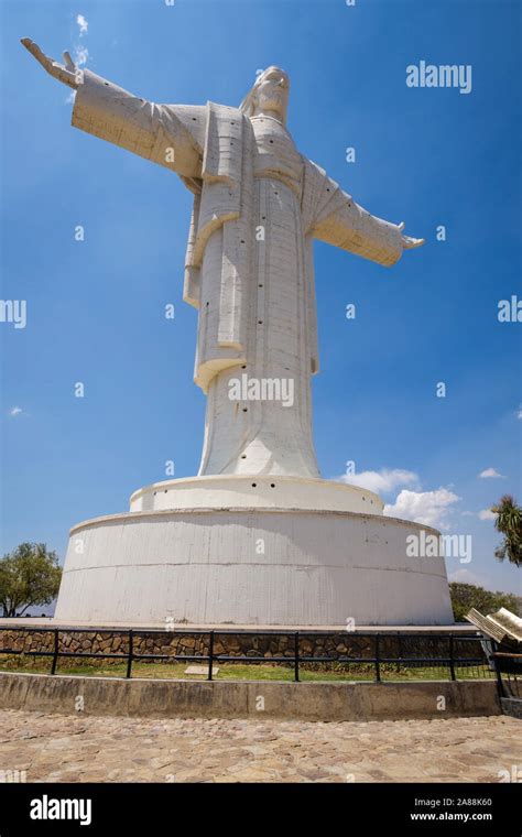 Cristo De La Concordia O Cristo Redentor Estatua En La Cima Del Cerro