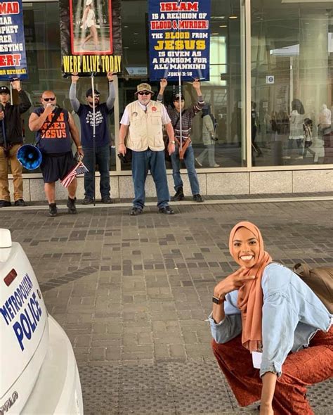 This Muslim Woman Took A Photo In Front Of An Anti Muslim Protest
