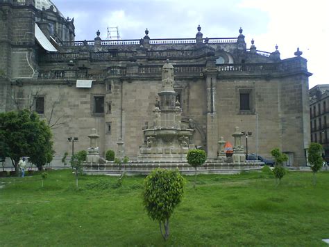 En media cuadra tuvo que fabricar una teoría. Jardín y Fuente de Catedral Metropolitana | Vida de Peatón