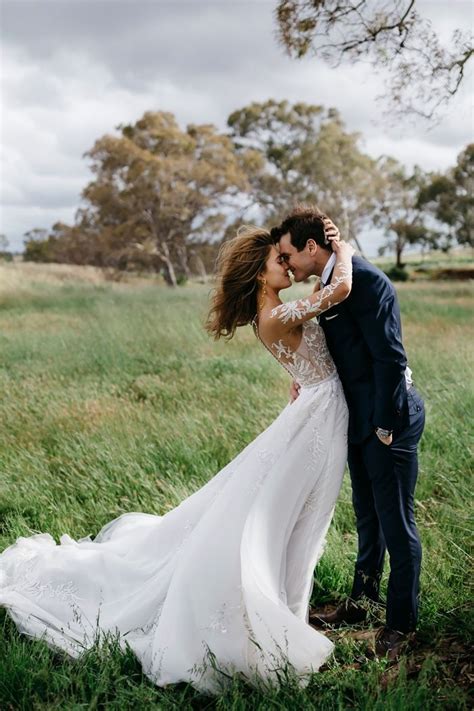 34 Wedding Photography Poses For Enamored Couples