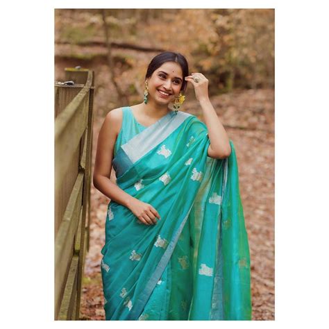 She Shows How To Put Together A Perfect Saree Look Saree Look New