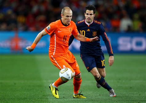 España había sacado el balón al lateral y holanda no lo regresó. Netherlands v Spain: 2010 FIFA World Cup Final - Zimbio