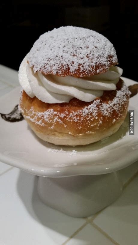 Sonra memenin çeper kısmı yine dudak kullanılarak bir. Swedish Semla | 9gag food, Food, Yummy food