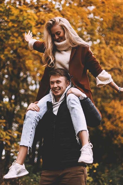 33 Fall Engagement Photos That Are Just The Cutest Engagement Photos Fall Fall Photo Shoot