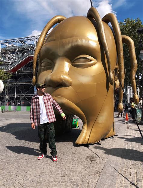 Des Visages Géants De Travis Scott Installés Dans Paris Pour La Sortie