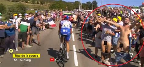 Tour de France Séquence insolite hier quand plusieurs spectateurs se mettent nu hier en direct