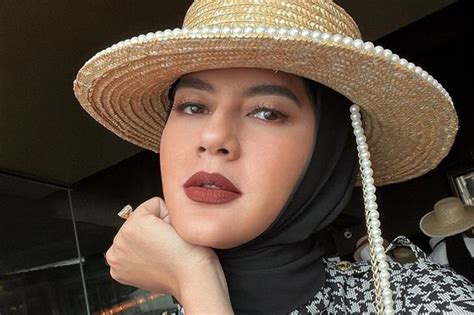 5 Gaya Paula Verhoeven Yang Bisa Jadi Inspirasi Outfit Lebaran Halaman 2