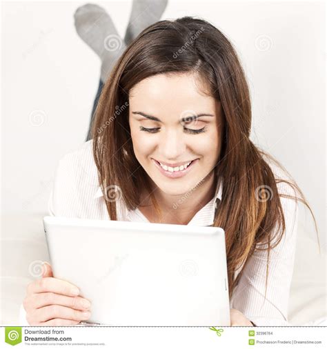 沙发的美丽的微笑的妇女 库存照片 图片 包括有 沙发 互联网 万维网 选项 接触 填充 成人 32396764