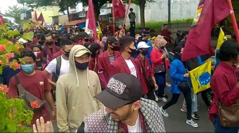 Tolak Uu Cipta Kerja Sejumlah Masa Aksi Gelar Demo Di Dprd Lampung Utara