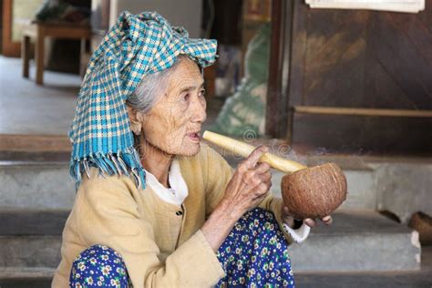 Una Mujer Mayor Está Fumando A Un Uno Mismo Grande Cigarro Hecho