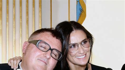 He was formerly the creative director of lanvin in paris from 2001 until 2015, after serving stints at a number of other fashion houses including geoffrey beene. Alber Elbaz Receives France's Légion d'Honneur | Vogue