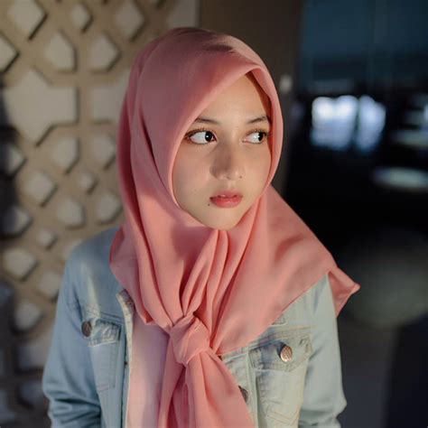 Kumpulan Foto Cewek Jilbab Cantik Dan Manis Untuk Dp Bbm Manis Bulan