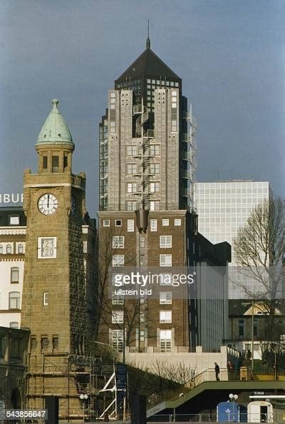 Der Turm Des Hotels Hafen Hamburg Mit Den Außen Liegenden News Photo