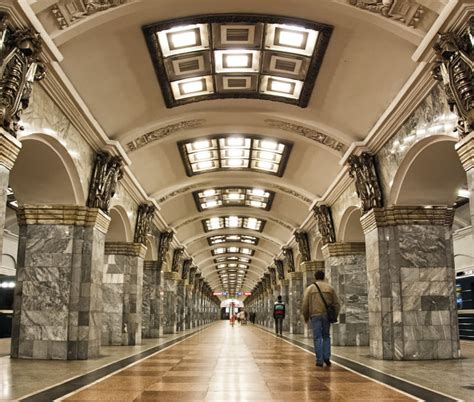 Die hallen sind mit mosaiken, basreliefs, kronleuchtern, säulen und skulpturen ausgestattet. Sankt Petersburg U-Bahn-Führer. Interaktiv Metro plan ...