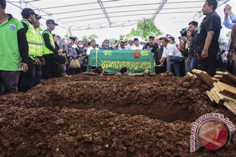 Korban Pembunuhan Pulomas Dimakamkan Di Tpu Tanah Kusir Antara News