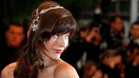 cannes očarila krásna mama jovovich herečka marshall ukázala prsia hviezdne kauzy koktail