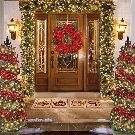 Welcoming And Cozy Christmas Entryway Decoration Ideas03 99bestdecor