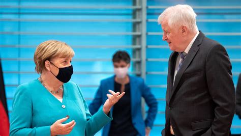 Angela Merkel Und Horst Seehofer Planen Aufnahme Von Rund 1500