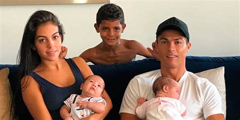 Cristiano Ronaldo Feliz Posa Por Primera Vez Con Su Familia Completa