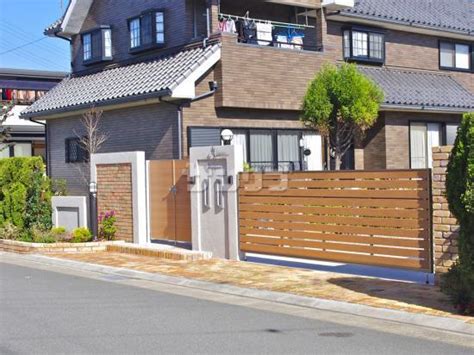 中型自動車（ちゅうがたじどうしゃ）とは、日本の道路交通法令における自動車の区分のひとつである。大型自動車に該当しない自動車のうち、車両総重量7,500 kg以上11,000 kg未満、最大積載量4,500 kg以上6,500 kg未満または乗車定員11人以上29人以下であるものを指す。 施工例「2軒の家が建つ敷地のクローズ外構工事」|兵庫県高砂市