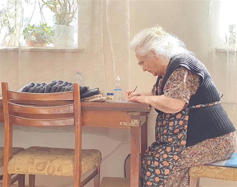 Որ զինվորի ոտքերը չմրսեն հայրենասեր տատիկը սպասում է թելերի հաջորդ խմբաքանակին — Հայաստանի