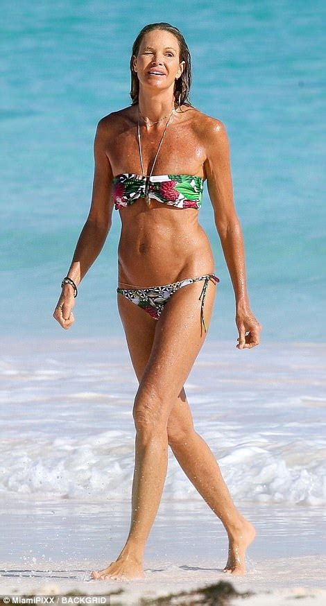 Elle Macpherson Shows Off Abs As She Hits The Bahamas Daily Mail Online