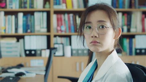 ซีรีส์ hospital playlist ซีซั่น 2 ที่หลายคนรอคอยกำลังจะกลับมาอีกครั้ง ซึ่งแน่นอนว่าผู้ชมมากมายต่างคาดหวังและตั้งตารอคอยที่จะได้ชมเรื่องราวธรรมดา. Hospital Playlist Season 1 Episode 2