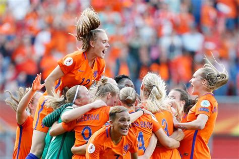 Het duits vrouwenvoetbalelftal ( duits : Oranje Leeuwinnen verslaan Denemarken en winnen EK in ...