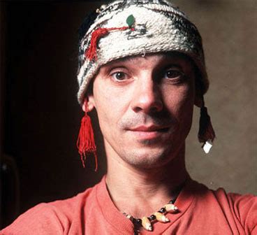 He sings in french, spanish, english, italian, galician, arabic and. La voz de los vientos: Manu Chao - Clandestino (1998)