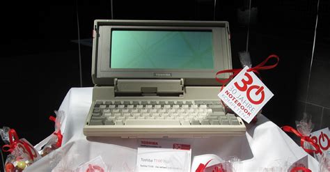 Ein exakter zeitpunkt, seit wann es computer gibt, ist schwer zu definieren. Der erste Laptop von Toshiba kam 1985 auf dem Markt