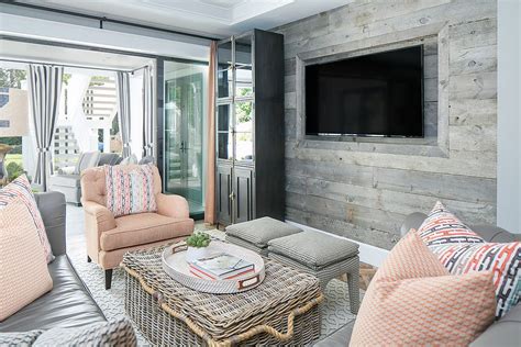Living room wall decor can enhance the look of the entire living room. 15 Gorgeous Beach Style Living Rooms with a Dash of Woodsy ...