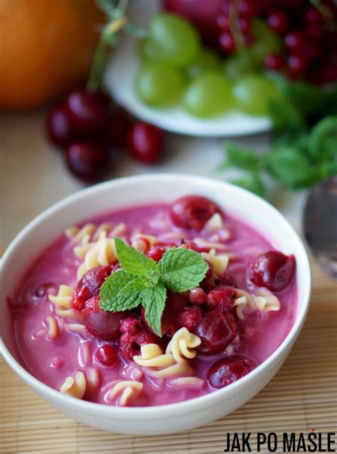 Letnia zupa owocowa - wiśnie, truskawki, porzeczki, jabłka, śliwki ...