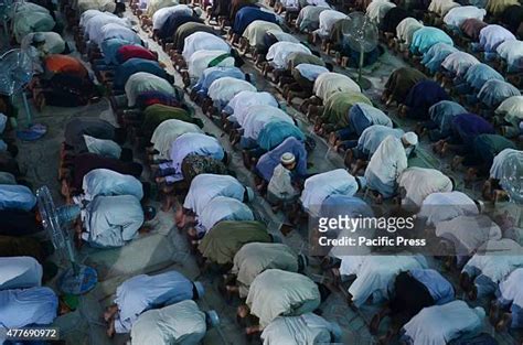 Namaz E Taraweeh Photos And Premium High Res Pictures Getty Images