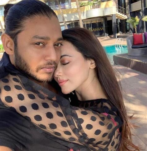 Sana Khan Officially Announces Her Marriage With Mufti Anas By Sharing