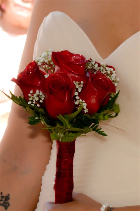 Whether you're looking for floral fabrics or sparkly sequins, you'll love this fashionable photo set. Six Rose Hand Tied Bridal Bouquets - Las Vegas Weddings