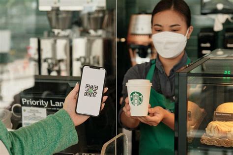 A T That Gives Back Starbucks Offers Free Reusable Cup Inviting Customers On Resource