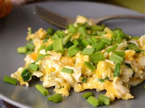Cheesy Scrambled Eggs With Scallions Recipe And Nutrition Eat This Much