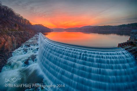 New York Usa New Croton Dam Just Before Sunrise Photographed By
