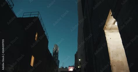 Vidéo Stock Establishing Shot Of A Dark Alleyway At Night Atmospheric