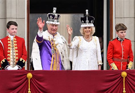 King Charles Royals Wave From Balcony Without Harry On Coronation